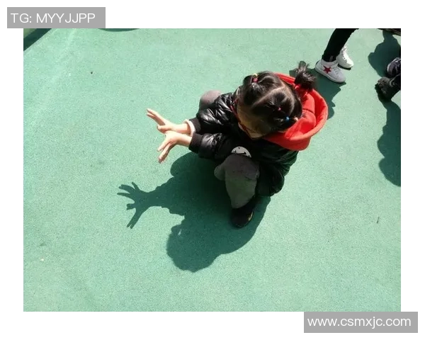 足球明星儿子偶遇球场童年好友共叙梦想与未来的美好时光 足球明星儿子偶遇球场童年好友共叙梦想与未来的美好时光